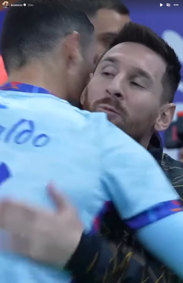 回顾纽卡2-2切尔西判罚争议：VAR手动划线、查洛巴撞倒戈登未判点（回看纽卡2-2切尔西判罚风波：VAR人工划线，查洛巴撞翻戈登未判点球）