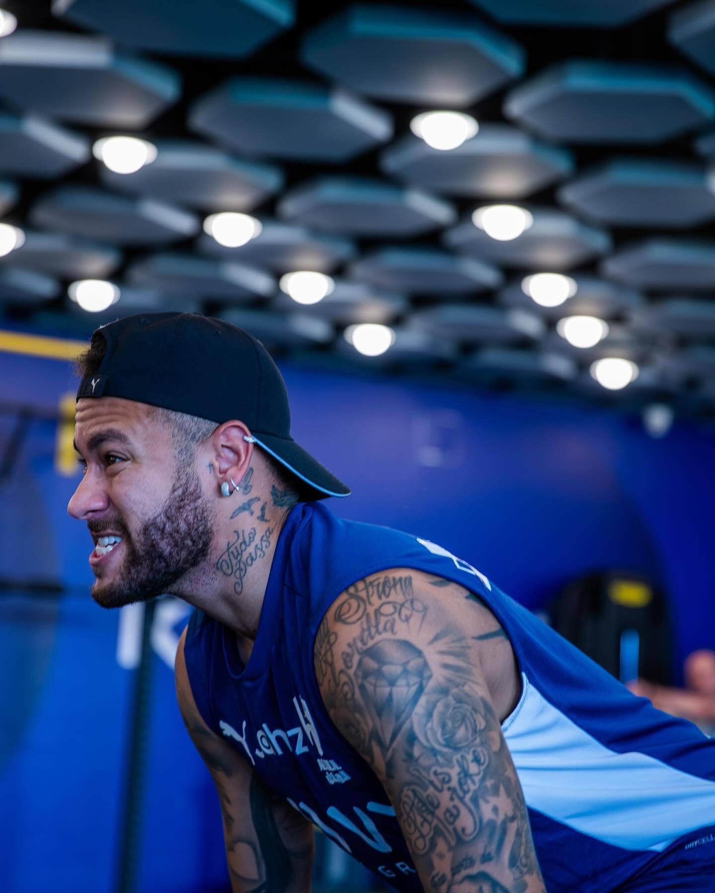 库拉索助教：人们太疯狂了！我们的岛屿太小，装不下这份喜悦（库拉索助教感叹：全民狂欢，小岛盛不下这份喜悦）