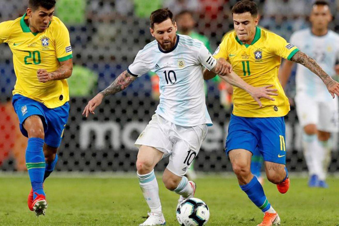 澳超半场：双方后防线均表现出色，惠灵顿凤凰暂0-0喷气机（澳超半场：双方防线稳固，惠灵顿凤凰与喷气机暂0-0）