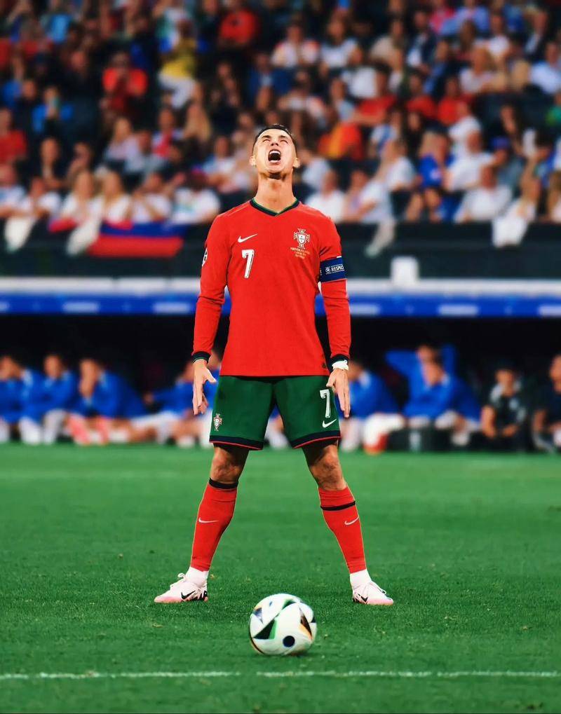 姆巴佩助攻卡马文加进球后，两人复刻昨日训练中的庆祝动作（卡马文加获姆巴佩妙传破门，两人赛场重现昨训庆祝动作）