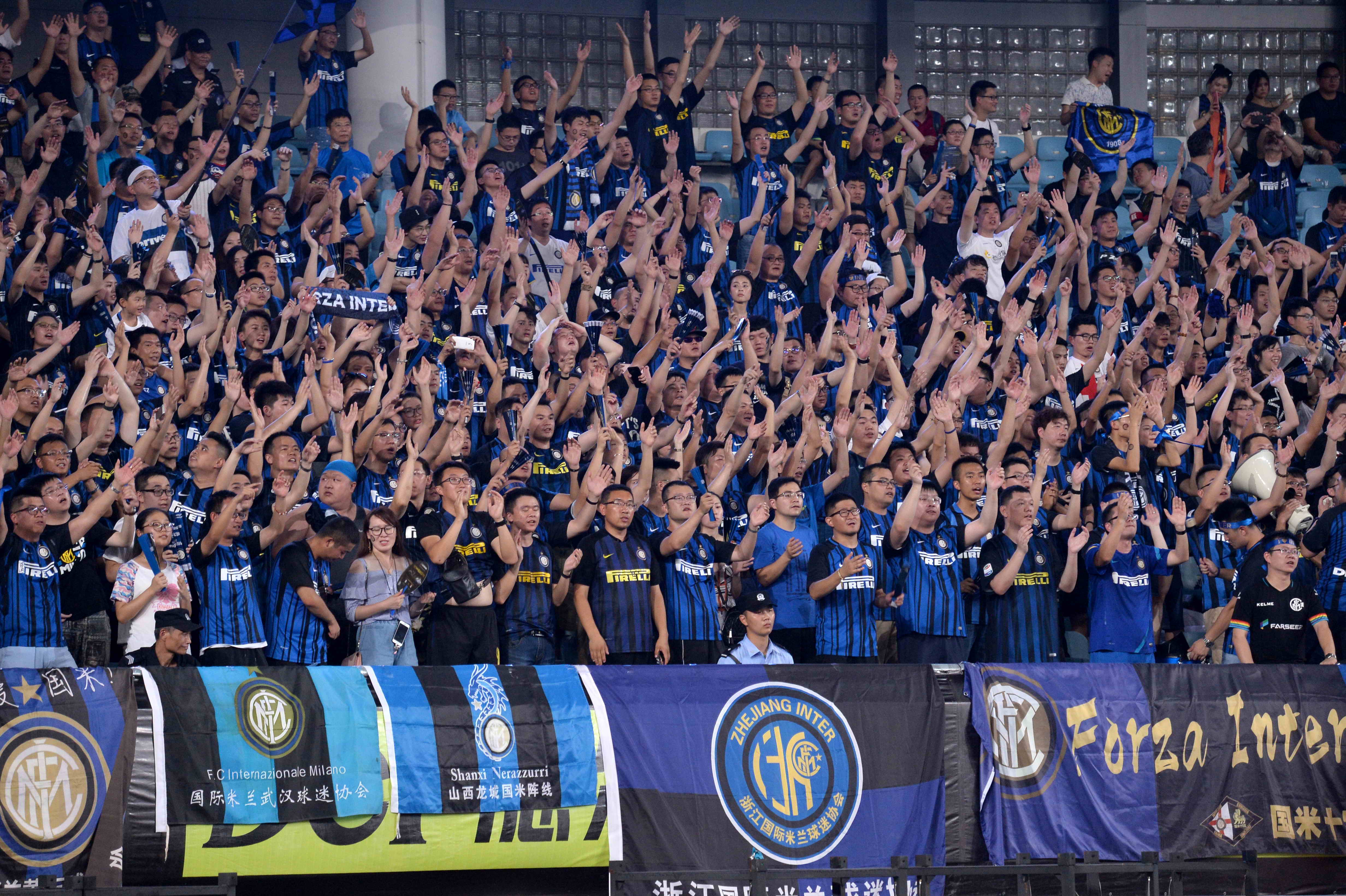 欧冠进球榜更新：莱万连续进球,（欧冠射手榜最新：莱万连场破门）