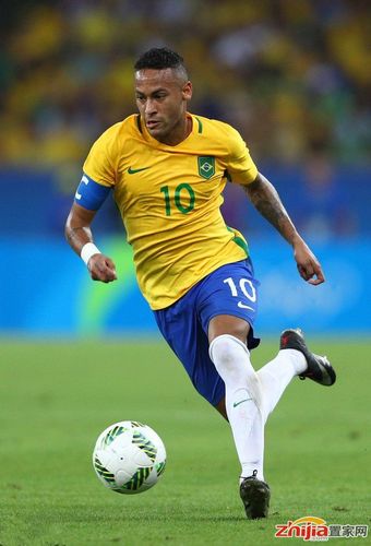 每体：部分法兰克福球迷在诺坎普闹事，向巴萨球迷投掷照明弹