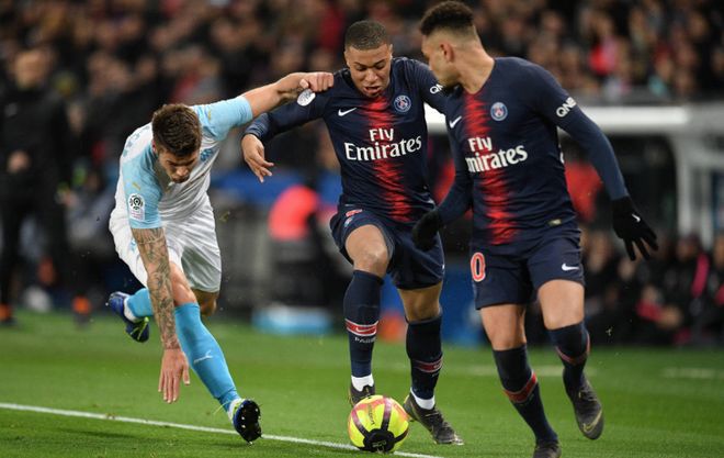 德甲半场：埃姆雷詹点射，拜尔建功，多特暂2-0斯图加特（半场战报：埃姆雷-詹点球破门，拜尔建功，多特暂2-0领先斯图加特）