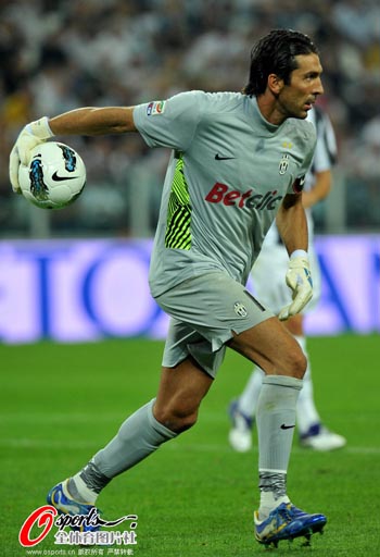 球员赛后把球鞋送给小球迷