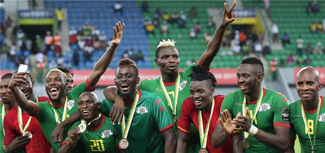 英超官方晒近两年圣诞积分榜：利物浦和阿森纳同分领跑（英超发布近两年圣诞前积分榜：利物浦与阿森纳并列榜首）