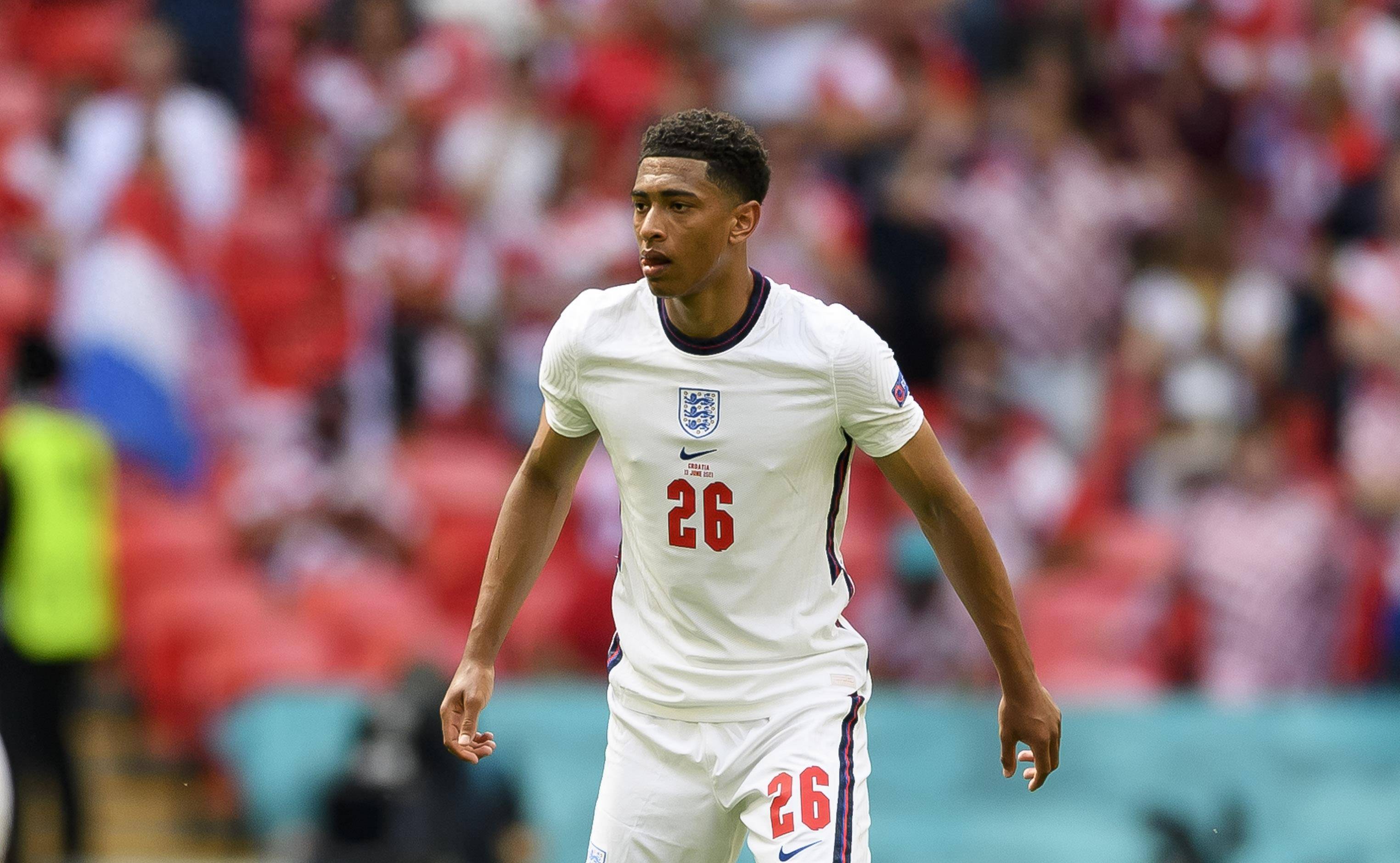 抽象！加纳乔一对一尝试假动作晃动带球过人，直接将球传给对手（离谱一幕！加纳乔单挑频做假动作欲过人，却将球直接送给对手）