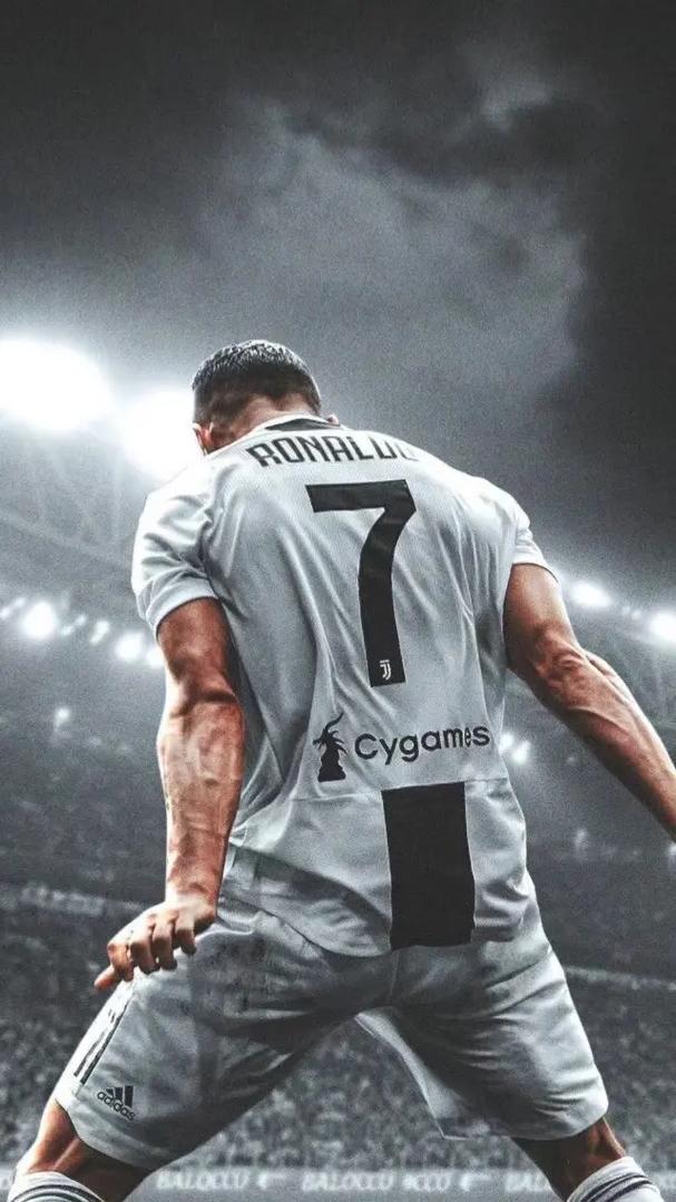 博涅克：莱万应去美国或中东捞金，若去米兰易被意甲后卫肘击（博涅克劝告：莱万不如赴美国或中东淘金，若投米兰恐遭意甲后卫肘击）