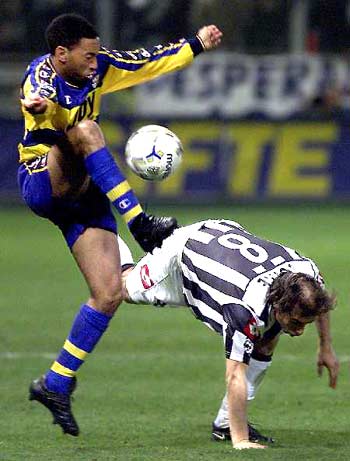 紧跟时事，韩国艺人在热刺vs纽卡看台模仿酷玩乐队观众出轨